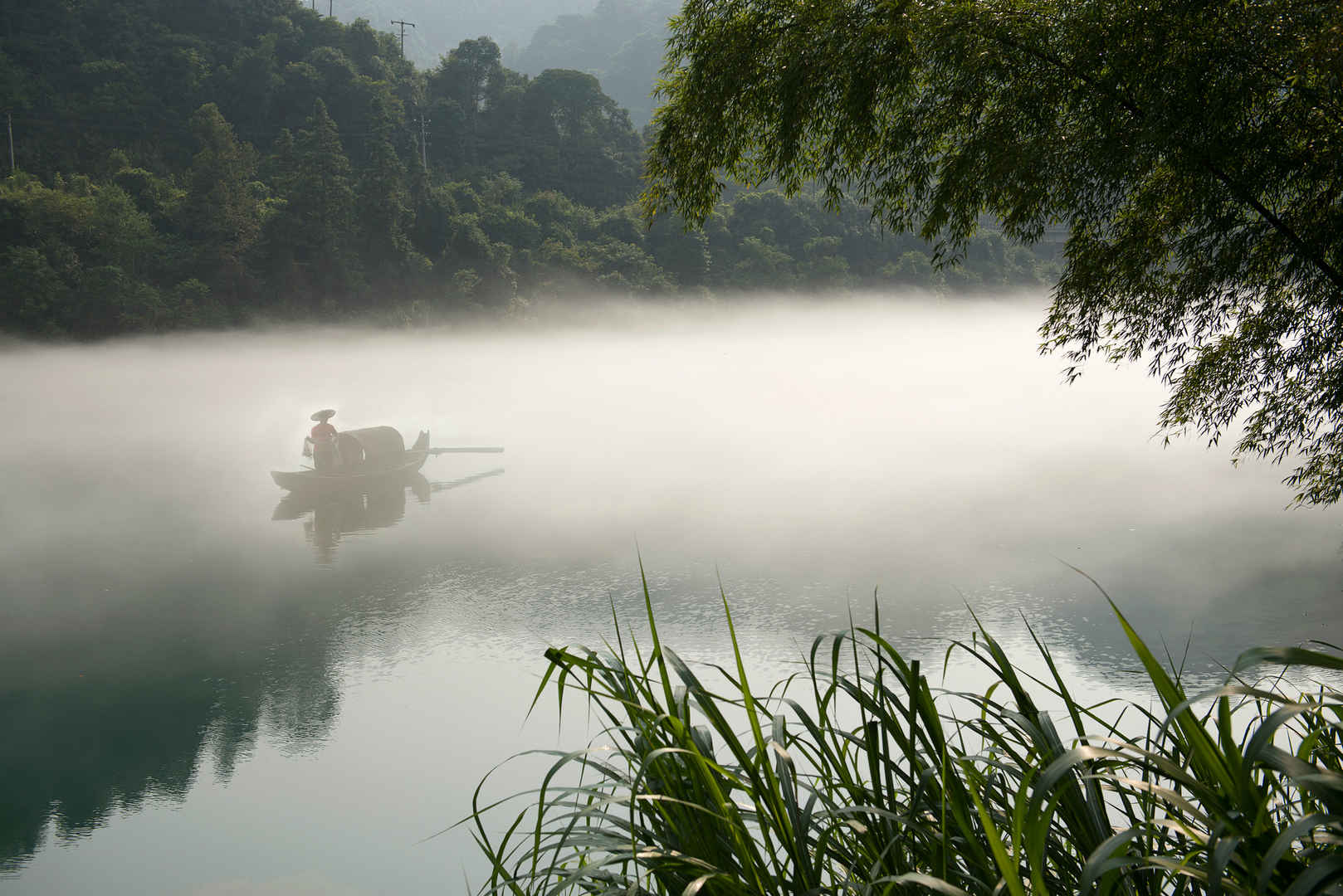 雾漫小东江风景图片