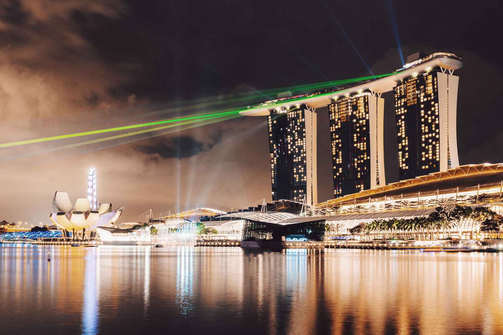新加坡滨海湾金沙酒店夜景图片-