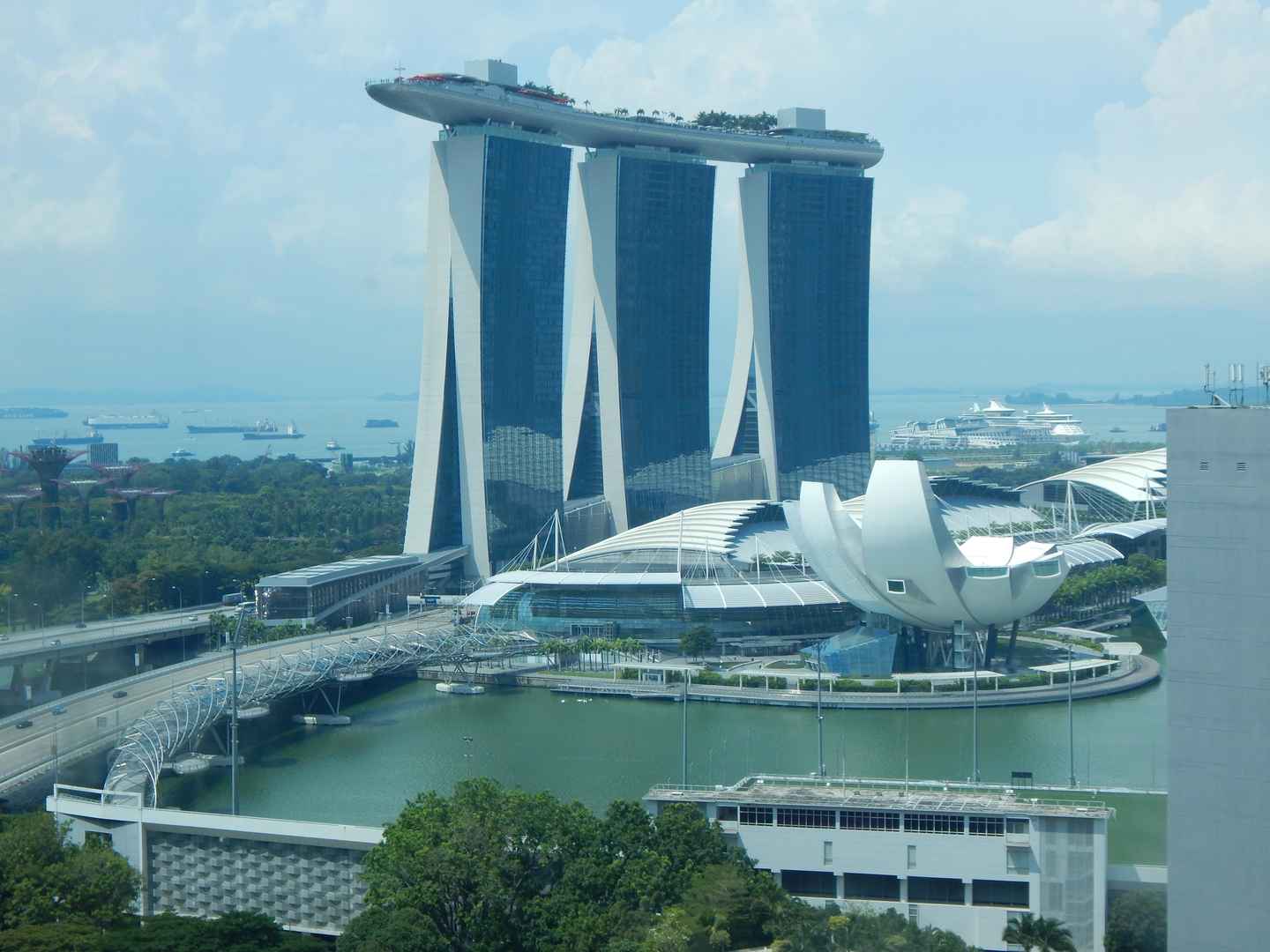 新加坡滨海湾金沙酒店建筑桌面壁纸-