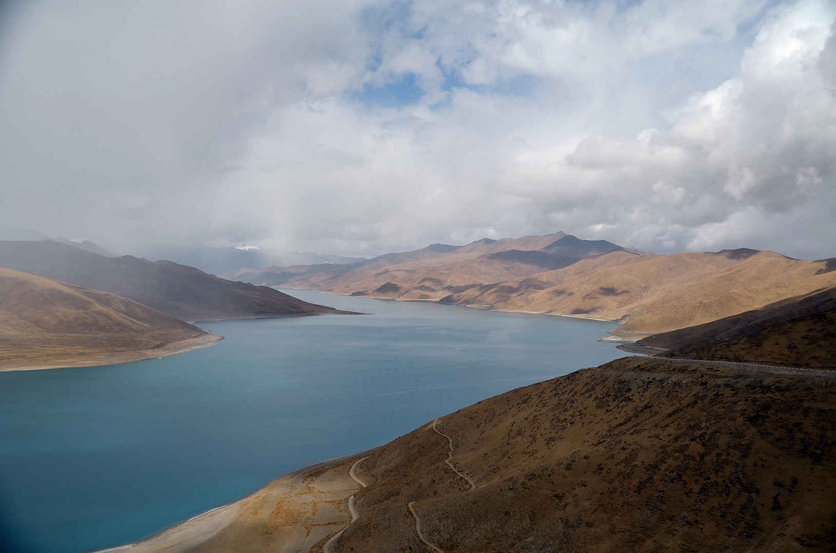 西藏羊湖风景图片-