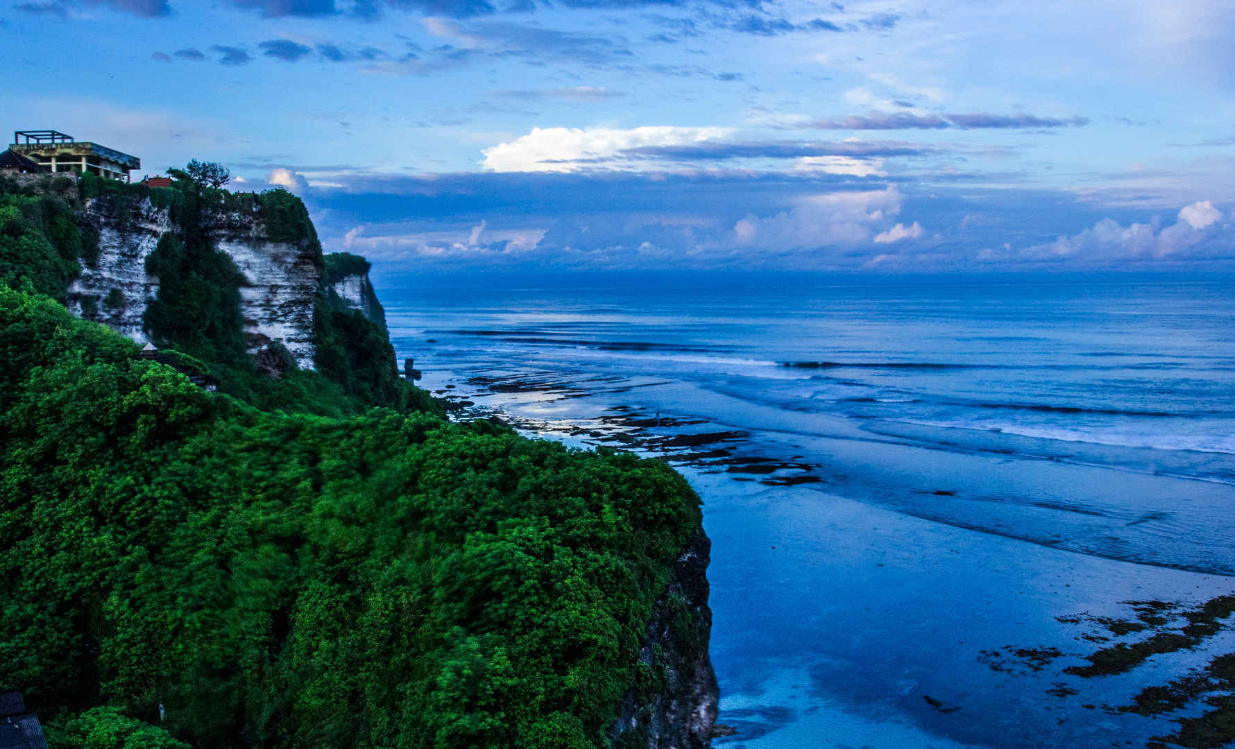 印尼巴厘岛乌鲁瓦图断崖风景图片
