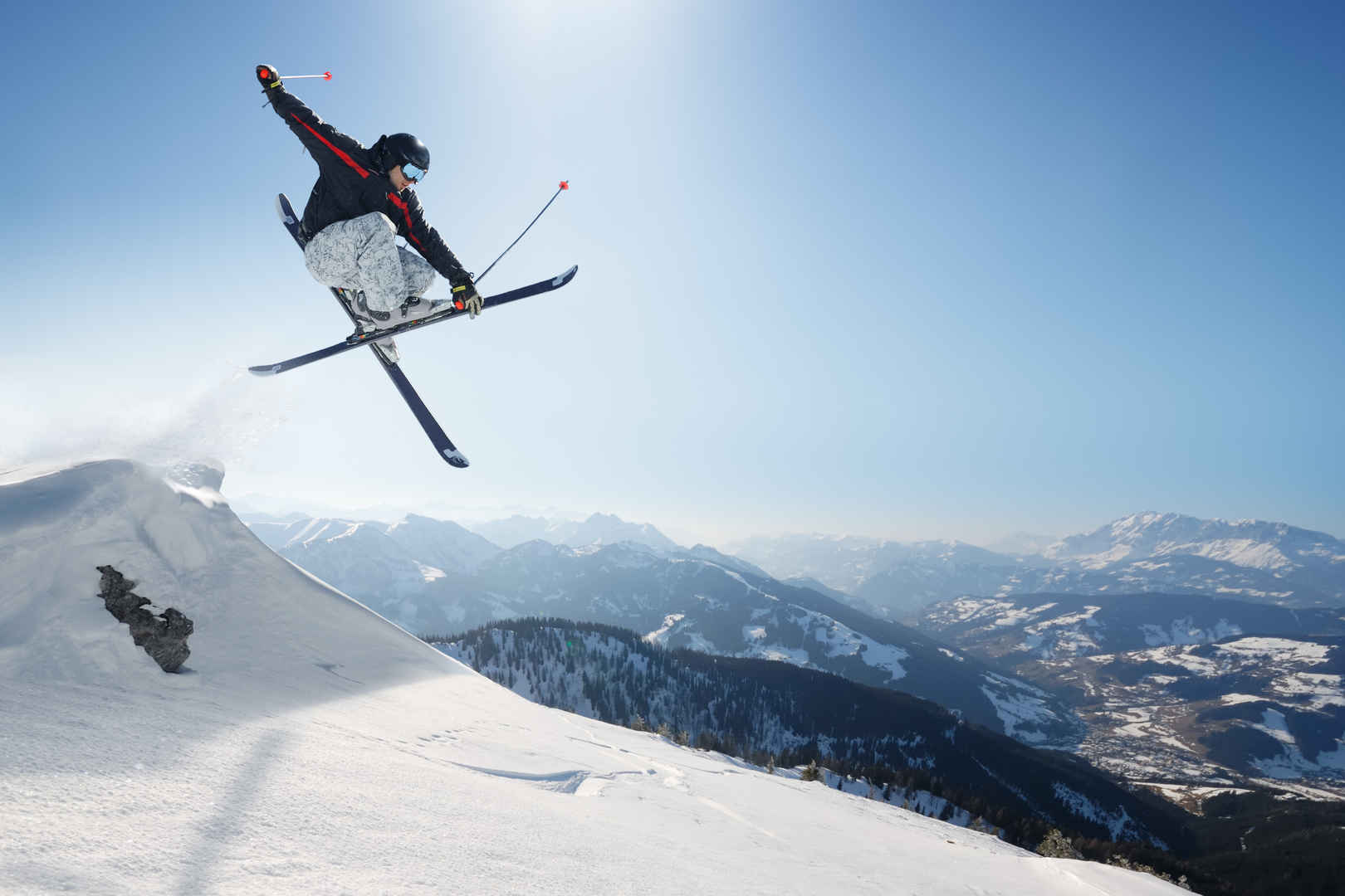 滑雪运动员跳跃-