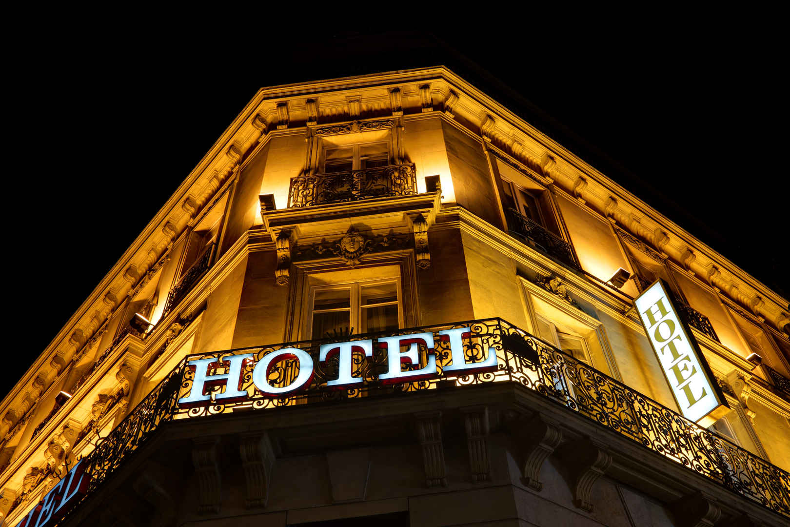 晚上HOTEL的酒店暗黄色照明标志