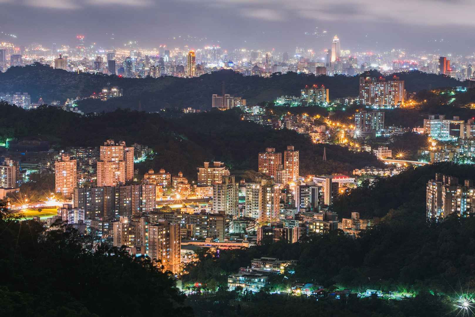 灯火通明的香港夜景图片-