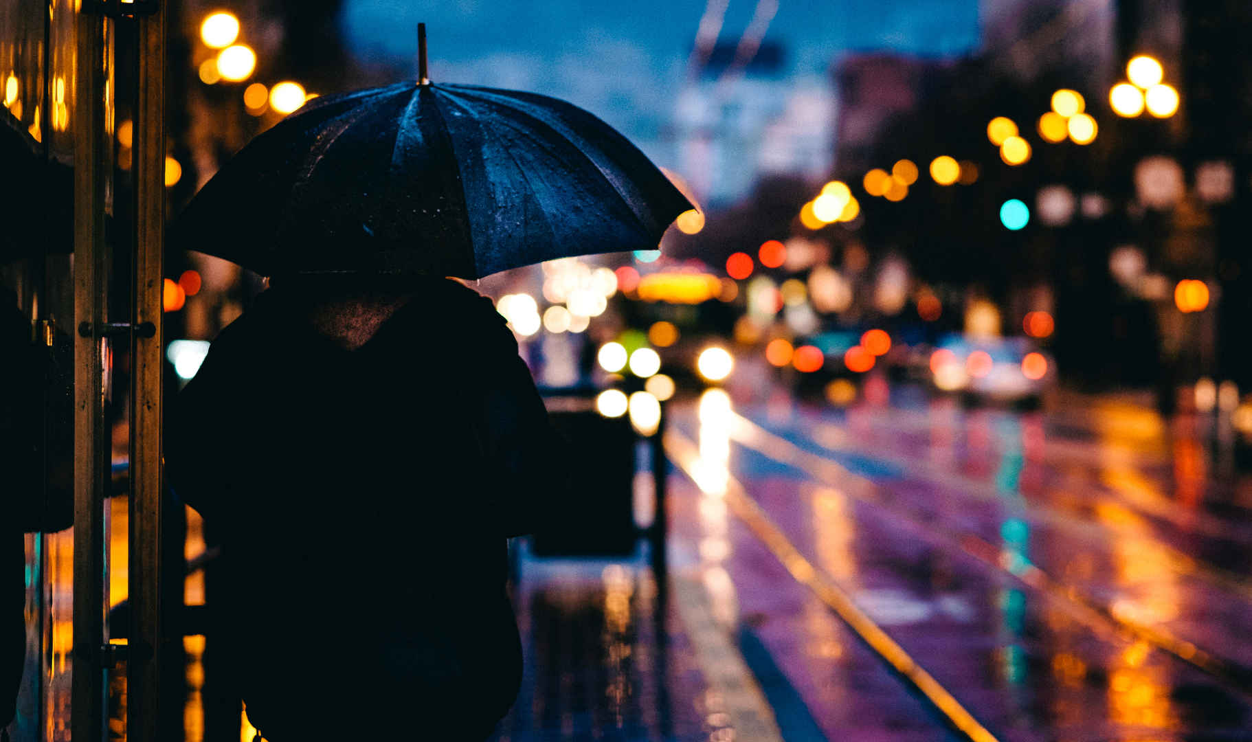 下雨天夜晚街道等车壁纸