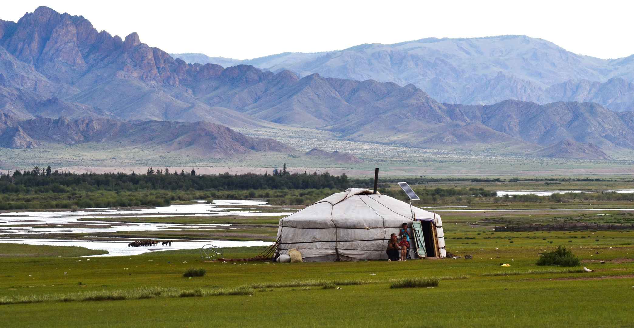 草原上内蒙古包5K壁纸
