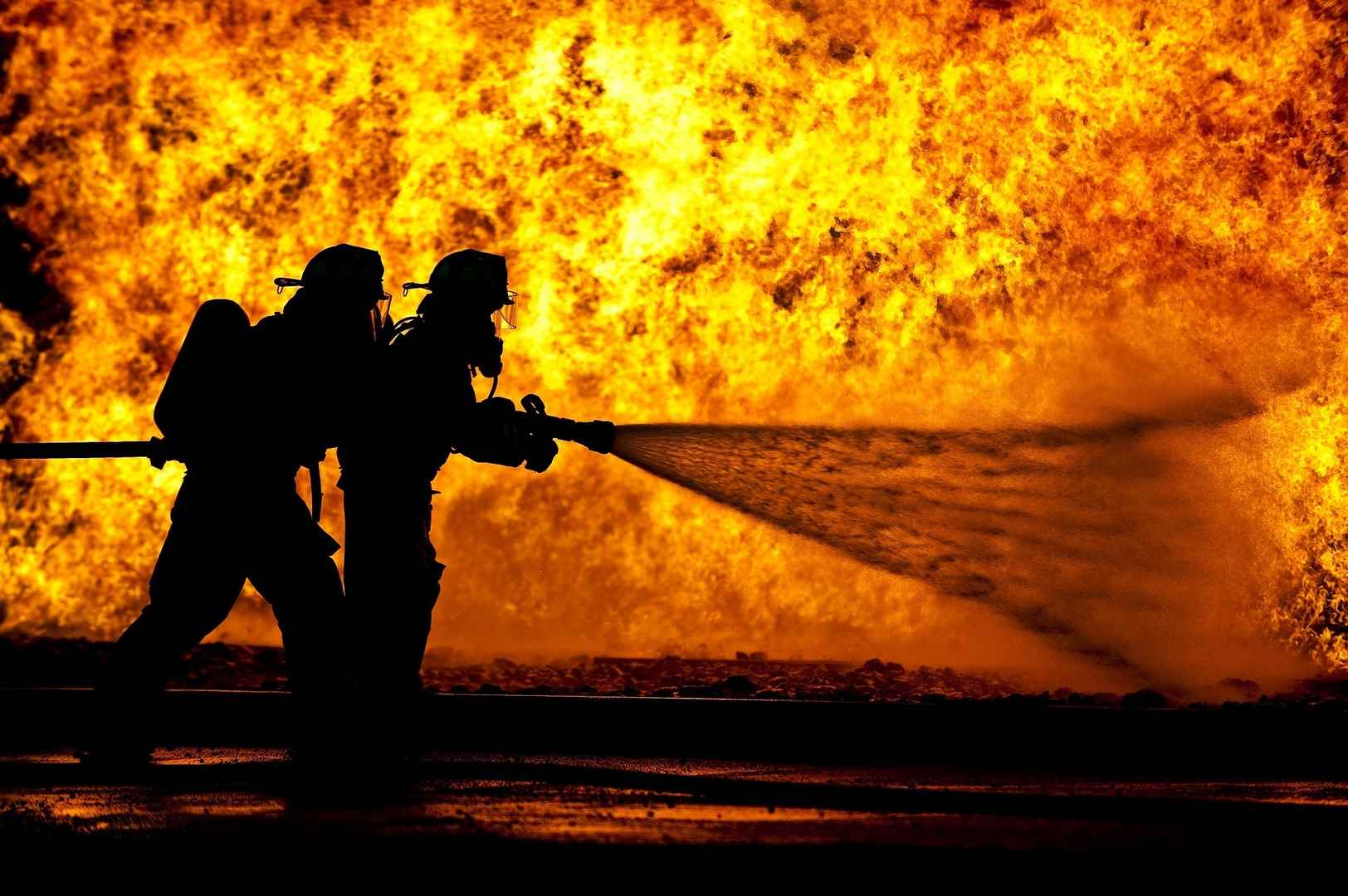 消防员灭火危险素材