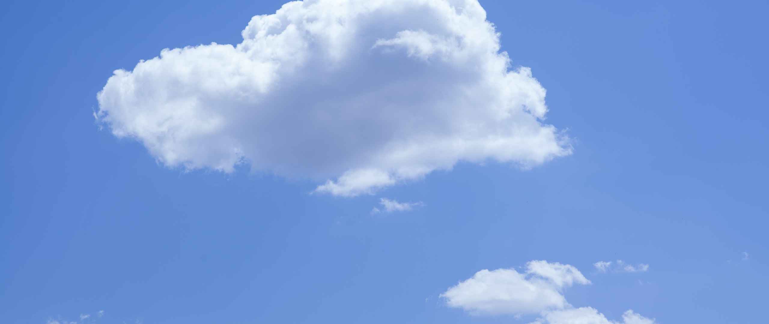 蓝色天空心形云朵壁纸