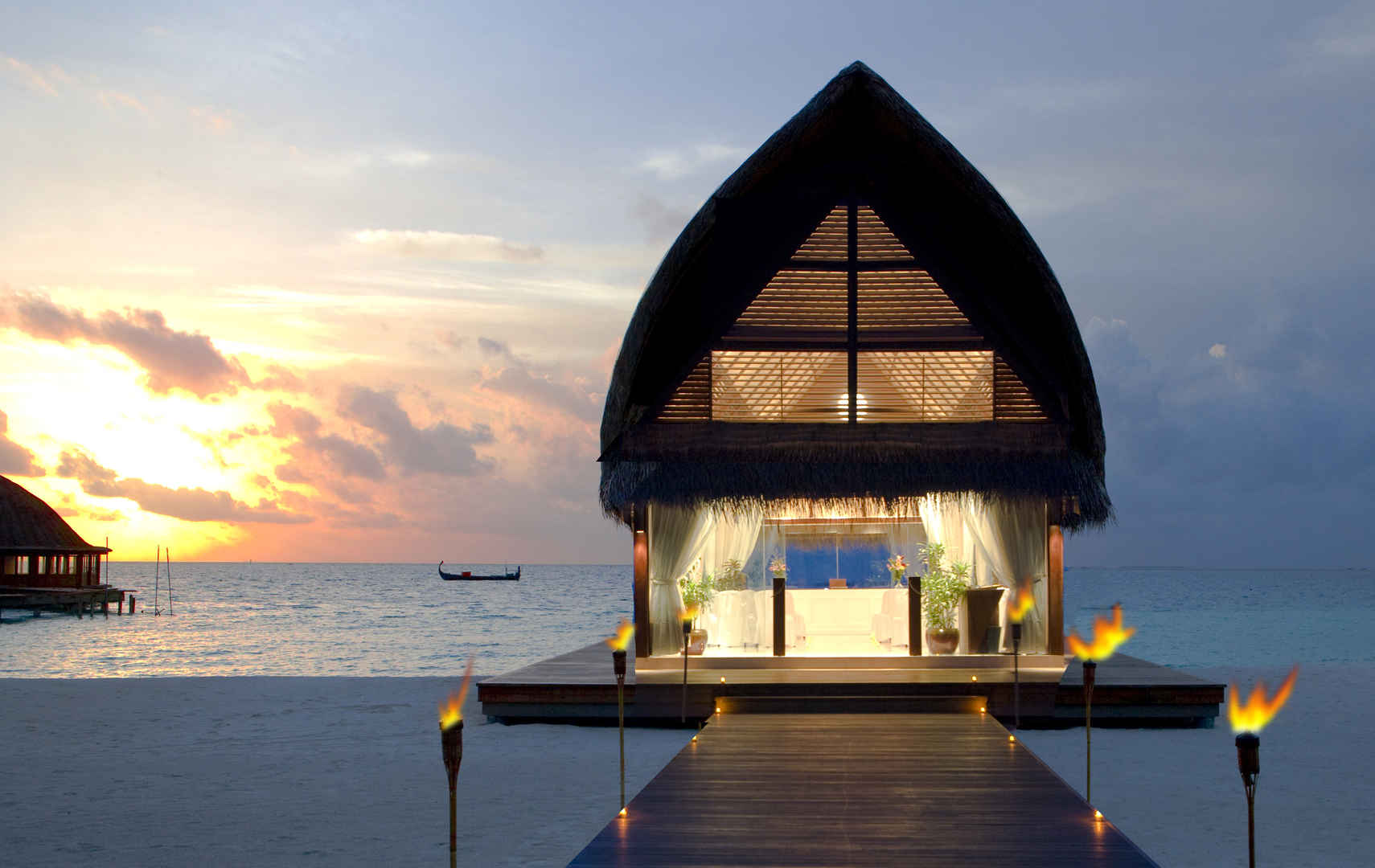 马尔代夫岛海上小屋灯光壁纸