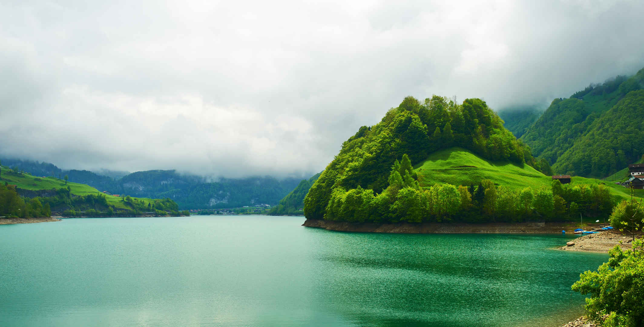 美丽翡翠山湖大自然壁纸