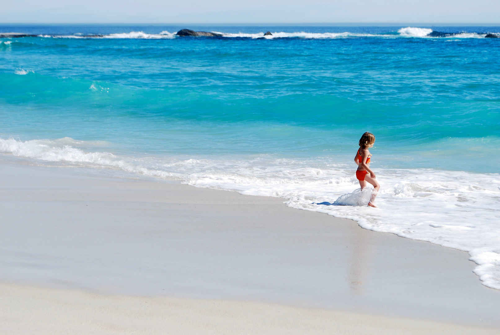 蓝色海边沙滩小女孩壁纸-