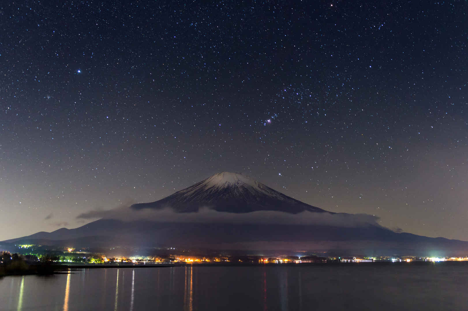 晚上天空星星日本上富士山全景