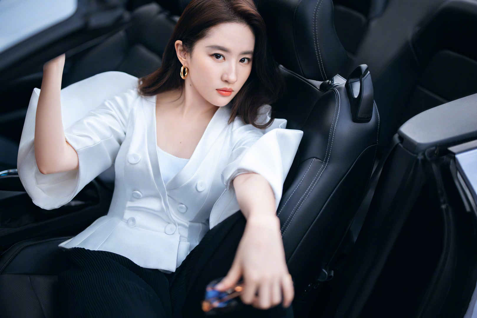 刘亦菲 白色衣服 汽车 4k美女壁纸-