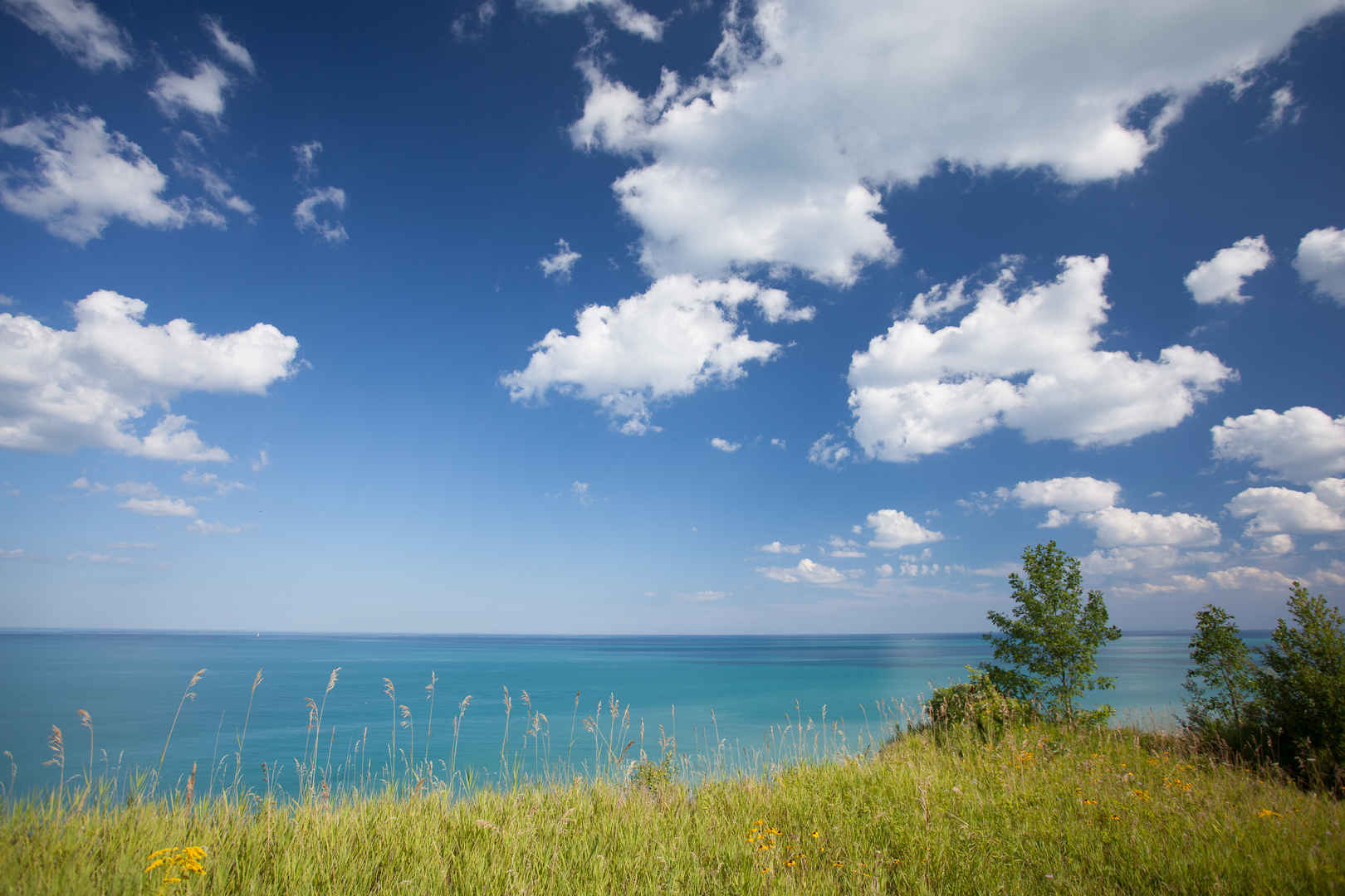 阳光明媚的密歇根湖4k风景壁纸