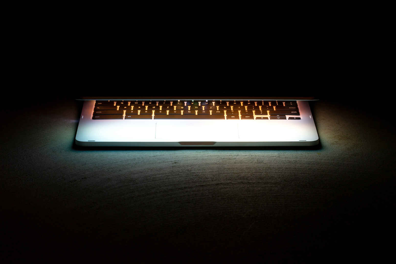 笔记本电脑照片 键盘 发光 4k图片