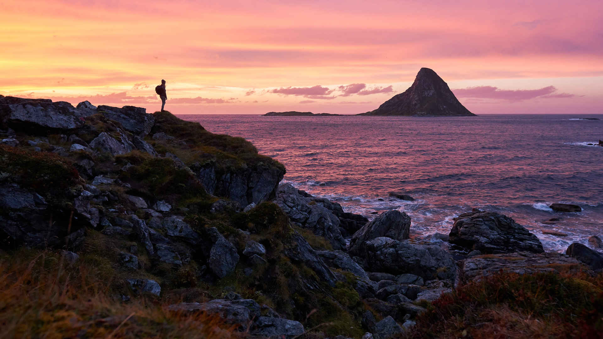 从挪威北部海岸欣赏风景的女士4k壁纸-