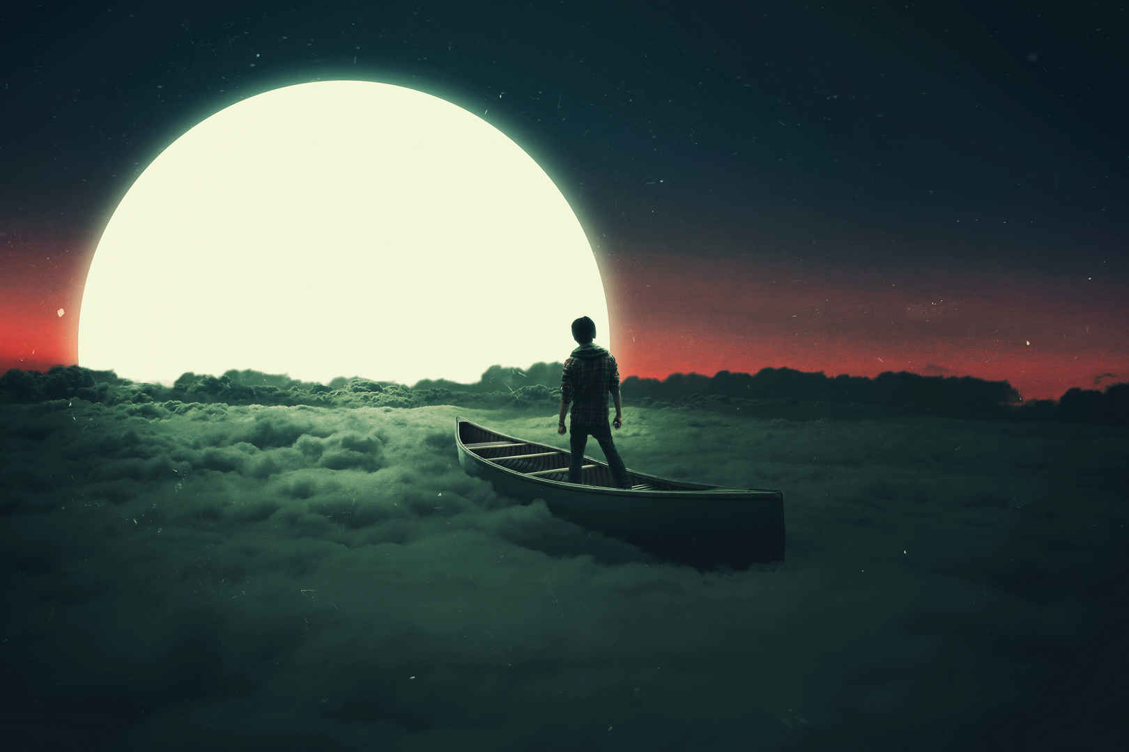 小船处于云海之上，男子面向着一轮黄色的月亮