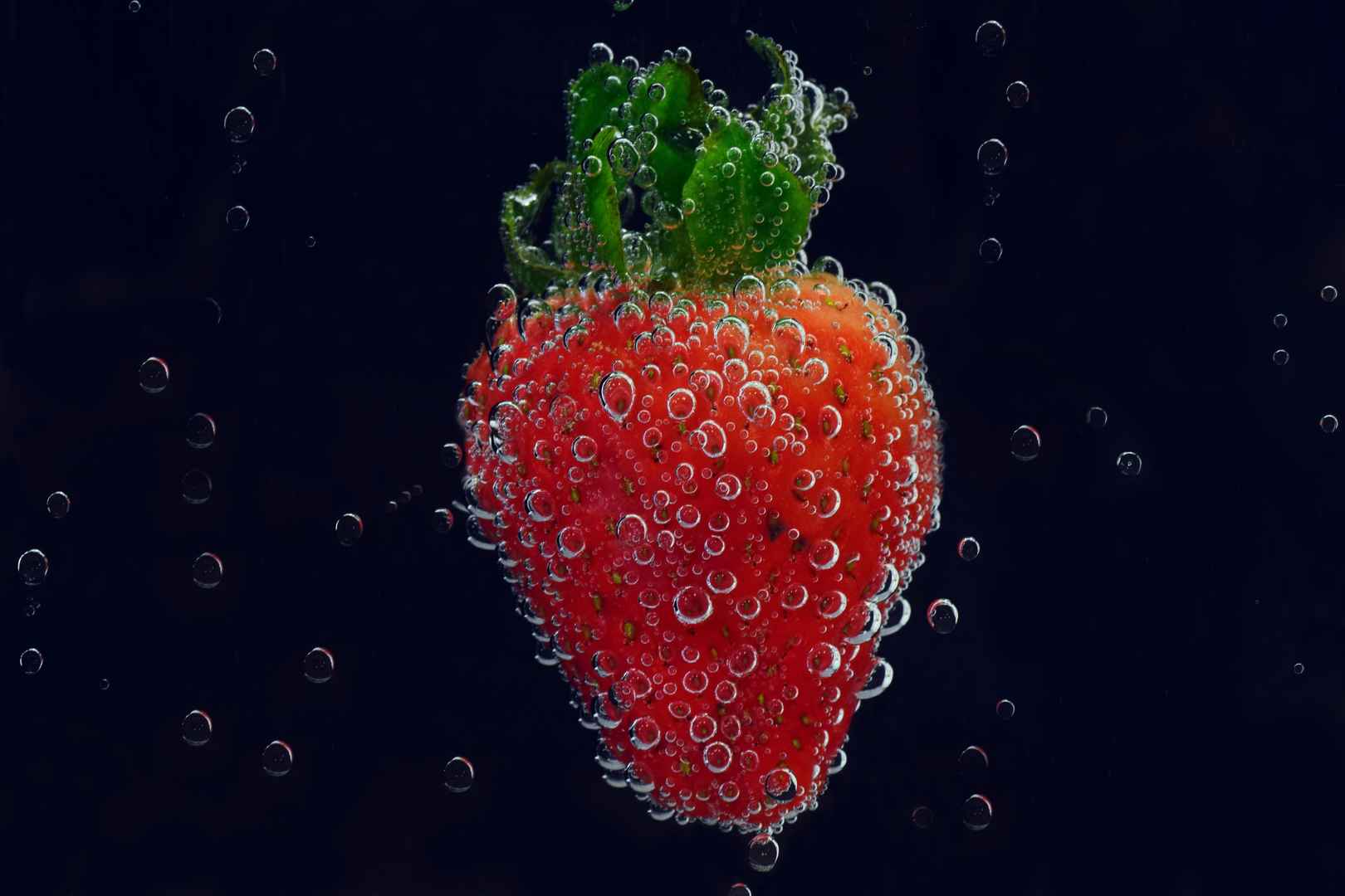 落入水中的草莓6k图片