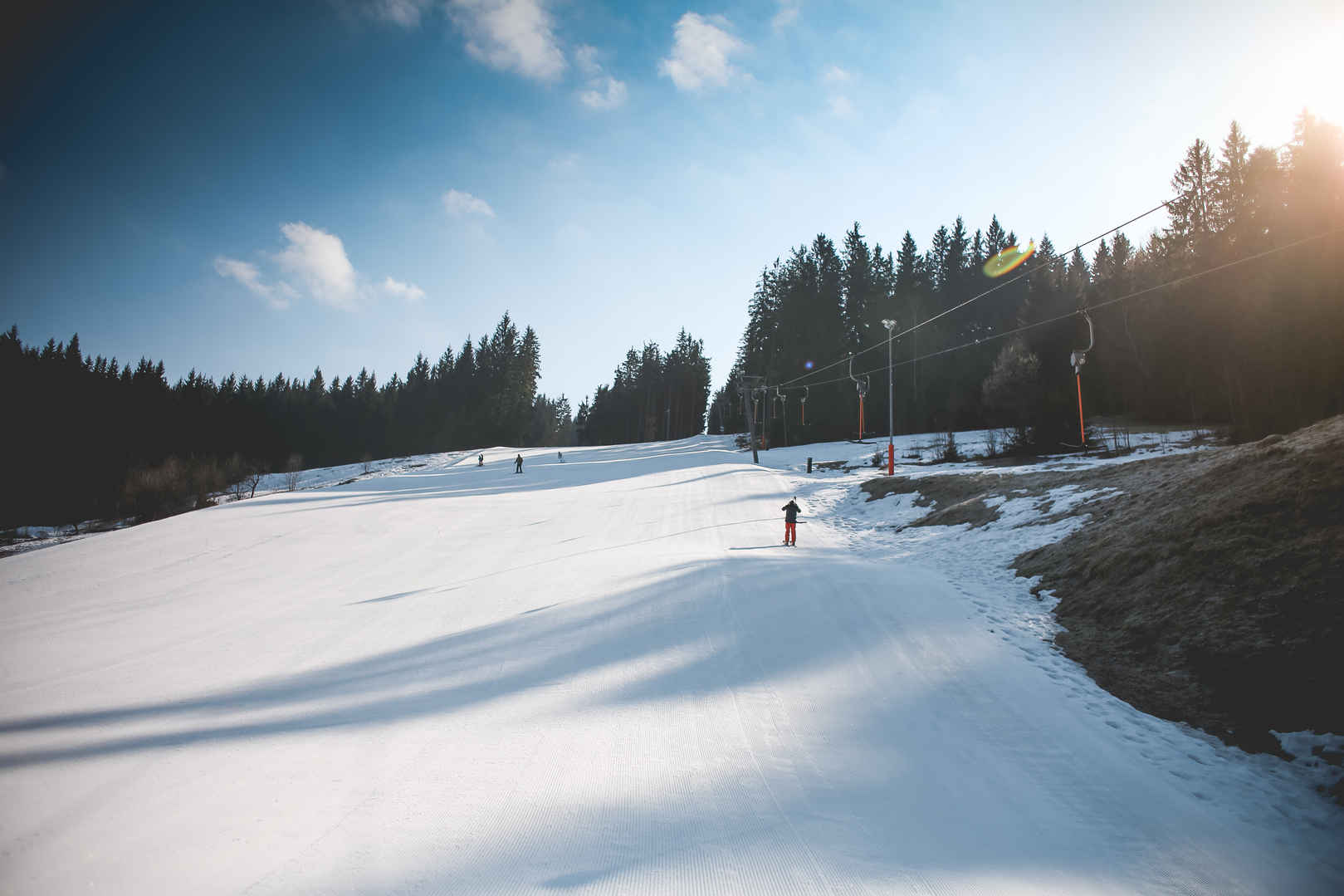 滑雪坡与晴朗的天气4k风景图片