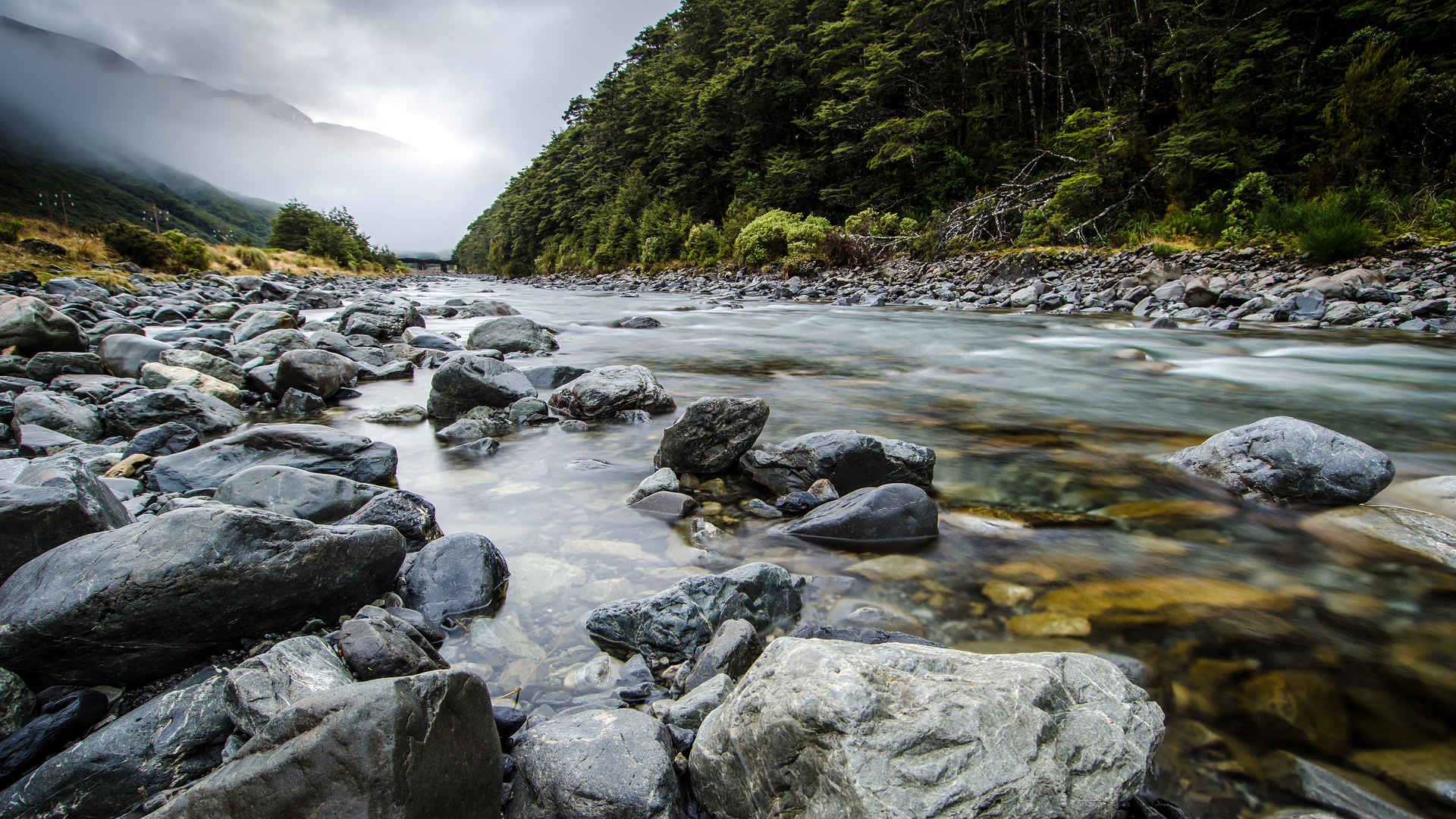 新西兰朦胧的比利河4k风景图片