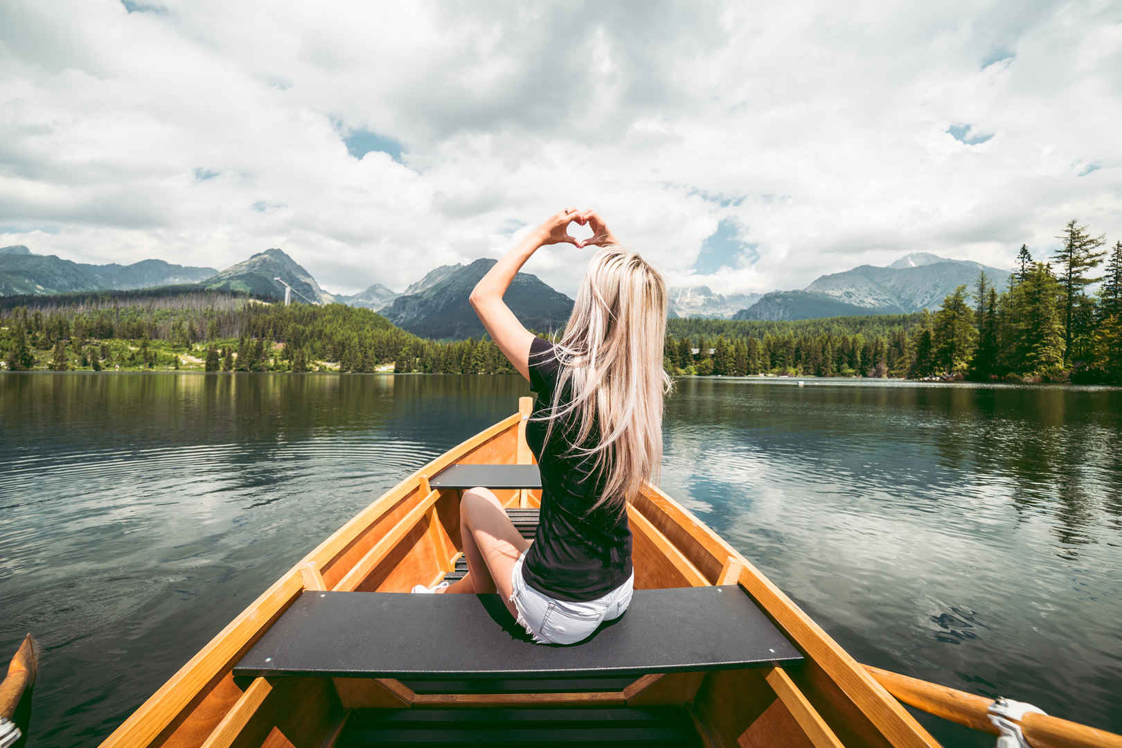 自然风景 森林 湖泊 船 女孩 手 心形 4k图片