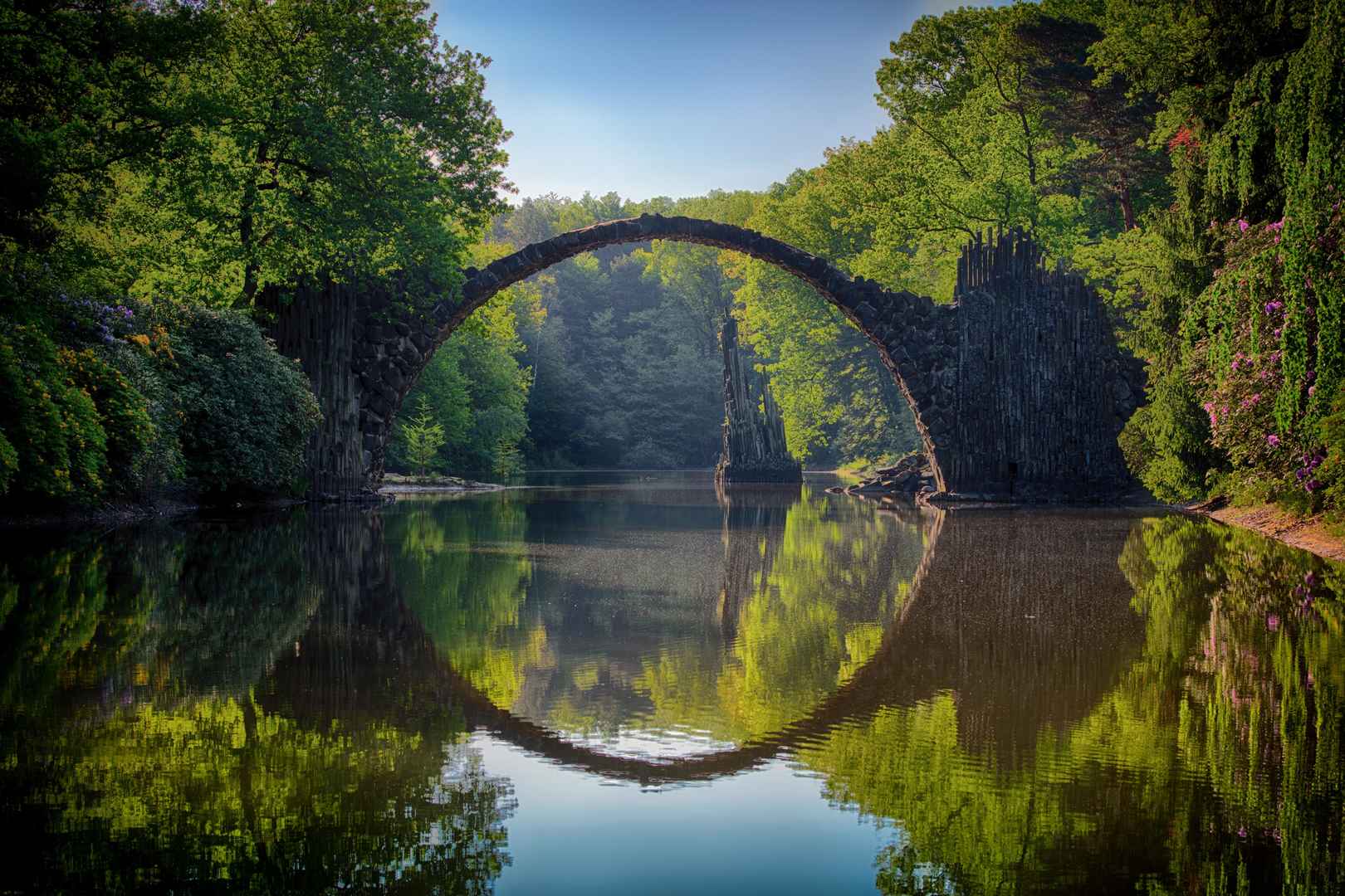 Devils Bridge 桥梁和绿色树木 河流 倒映6k自然风景图片