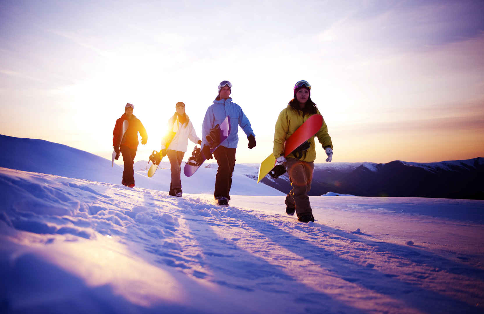 四个滑雪爱好者5k高清图片