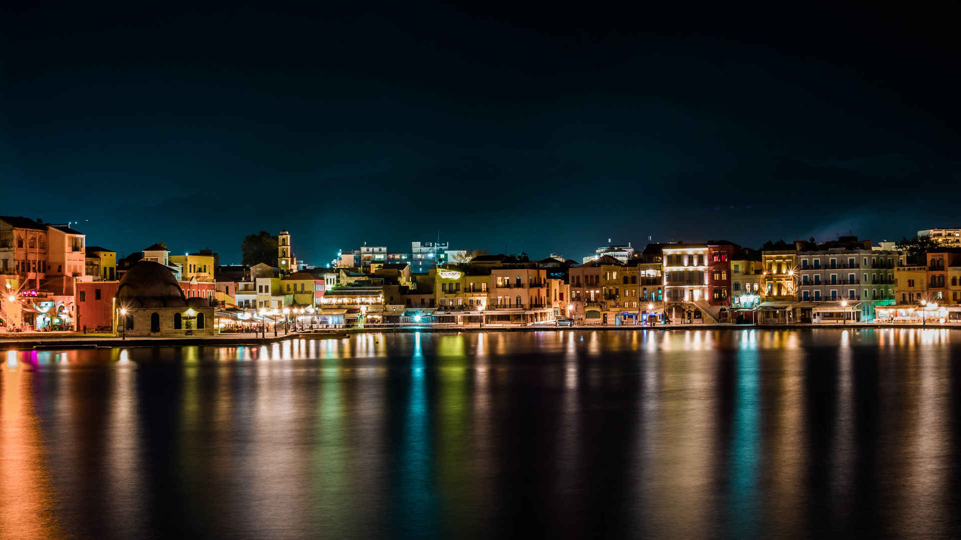 夜间水边城市风景4k壁纸