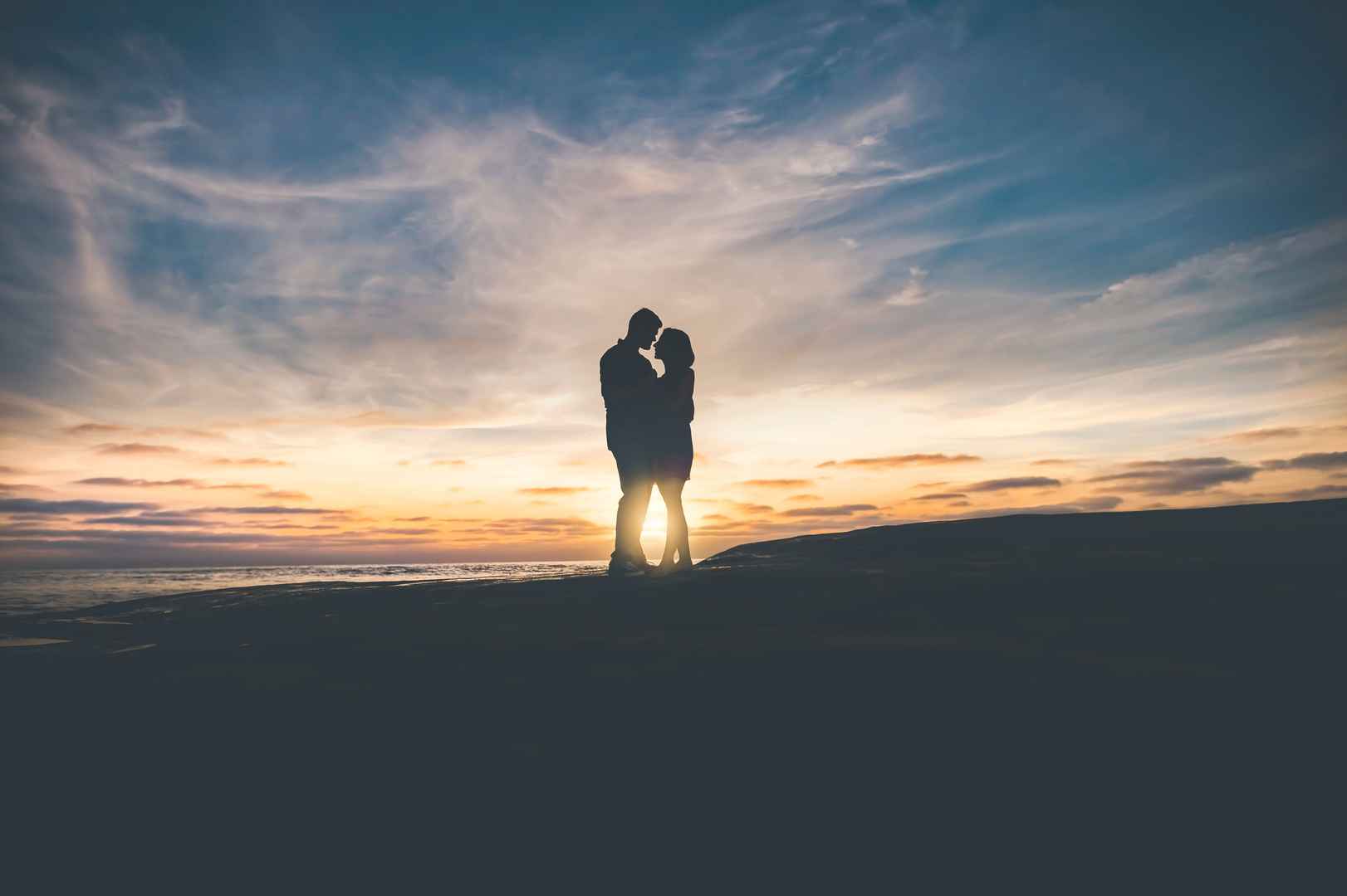 情侣缠绕拥抱夕阳摄影4k图片