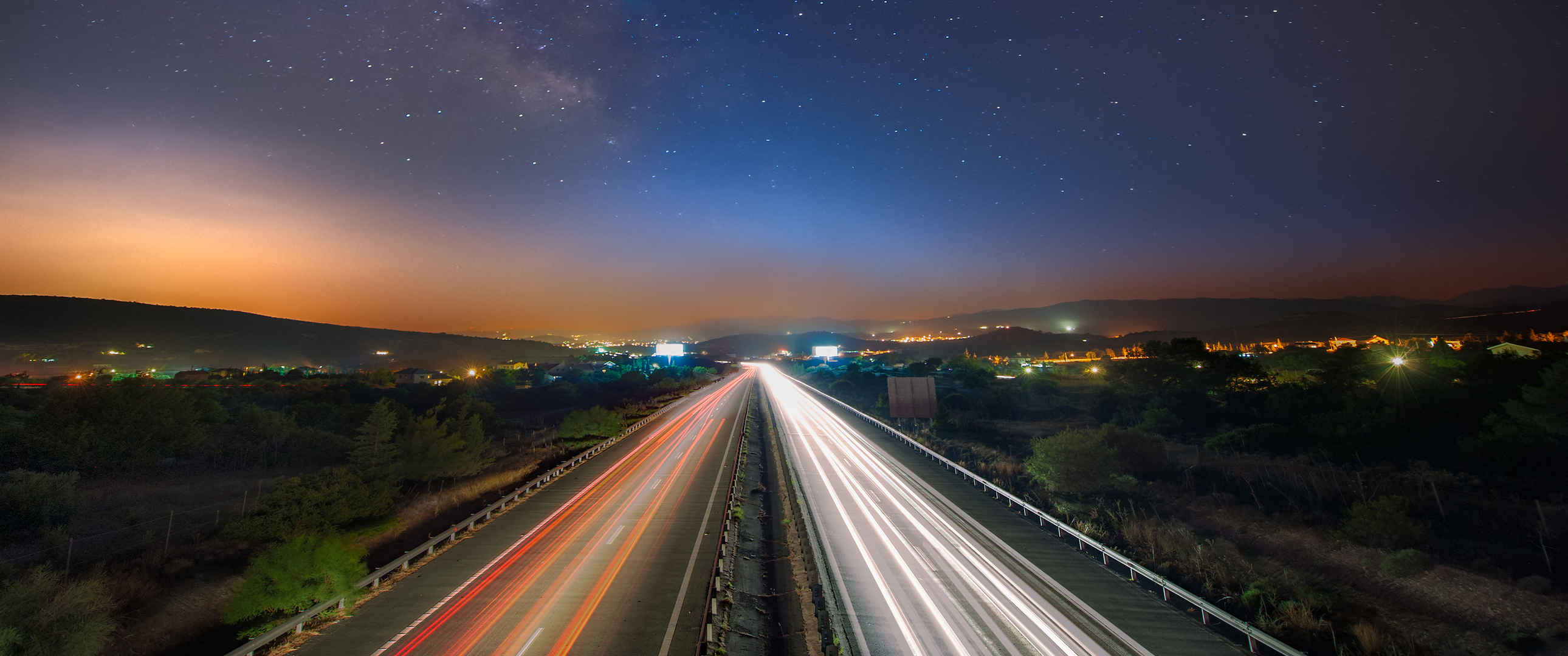 向利马索尔塞浦路斯市方向行驶的高速公路 天空中的银河 3440x1440风景壁纸