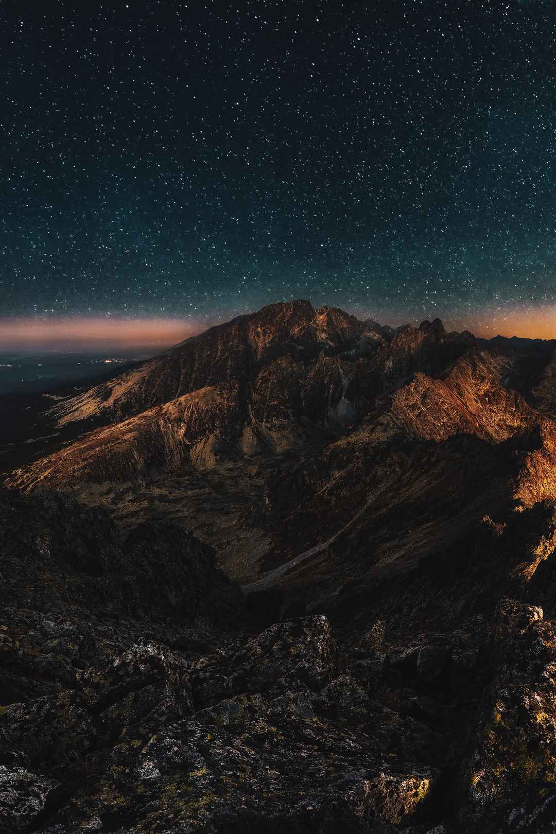 繁星夜晚下的山手机壁纸