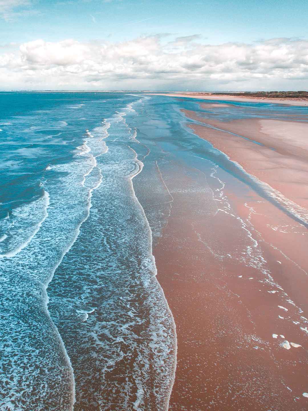空旷的海滩海浪手机壁纸
