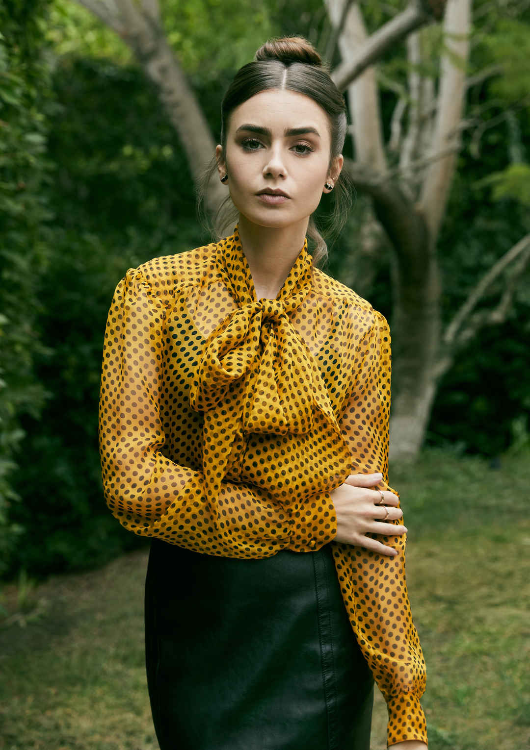 莉莉·柯林斯(Lily Collins)斑点衬衣手机壁纸