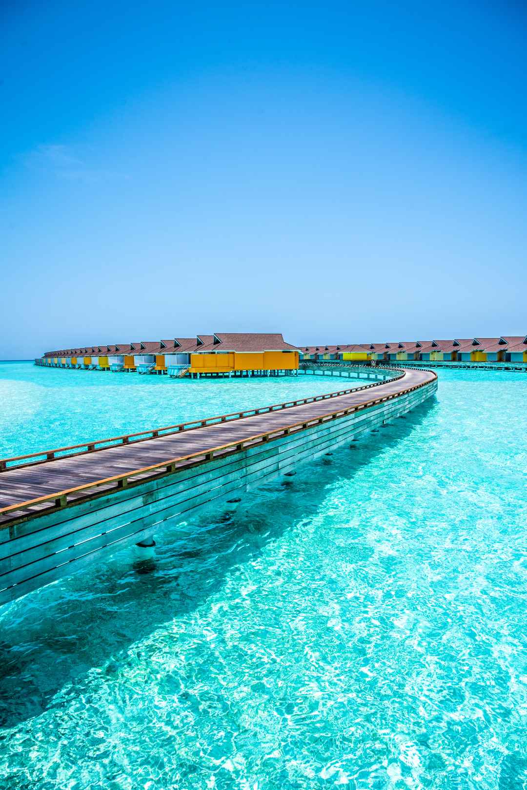 马尔代夫清澈海上度假屋手机壁纸
