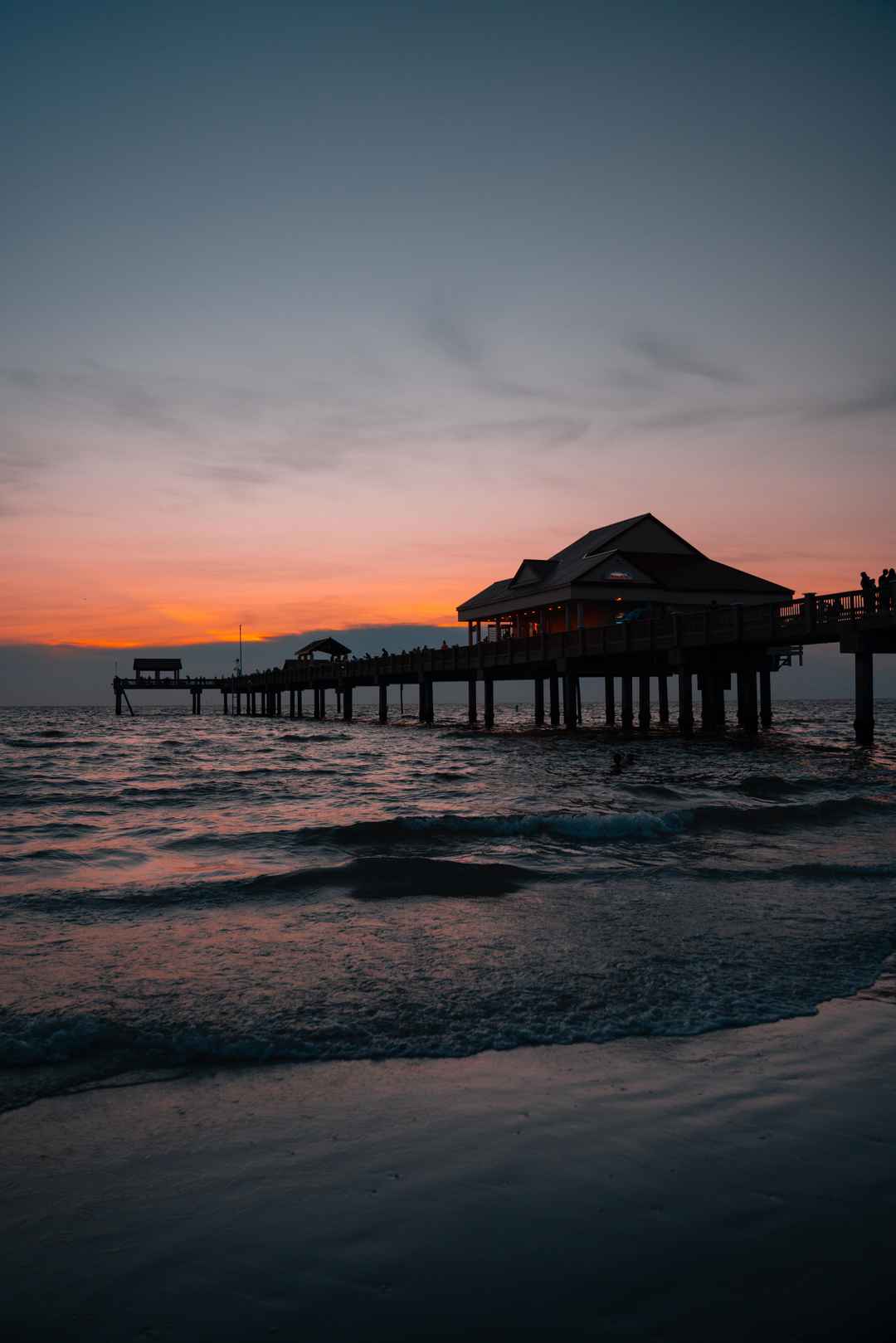 日落 海滩 海浪 码头 木屋手机壁纸