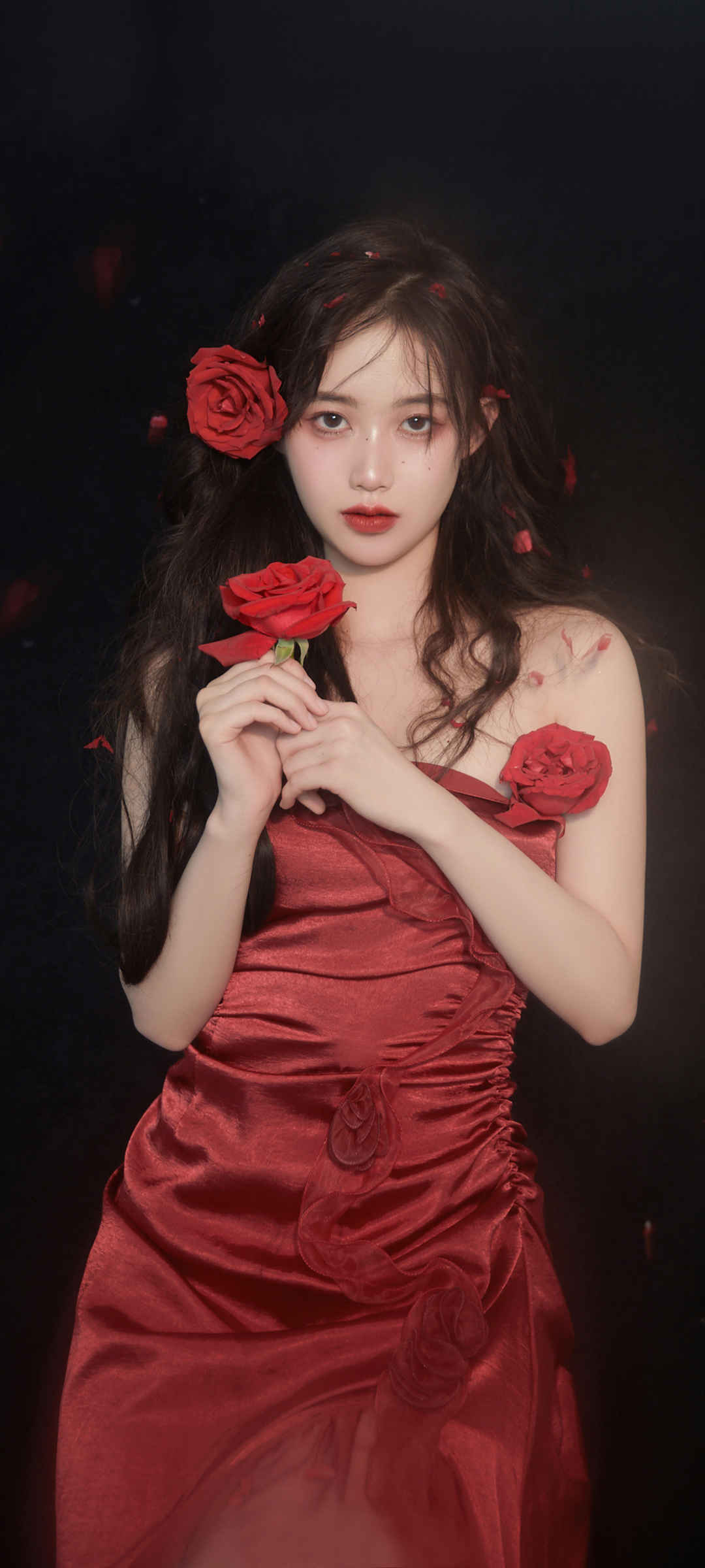 玫瑰花红色裙子礼服美女手机壁纸-