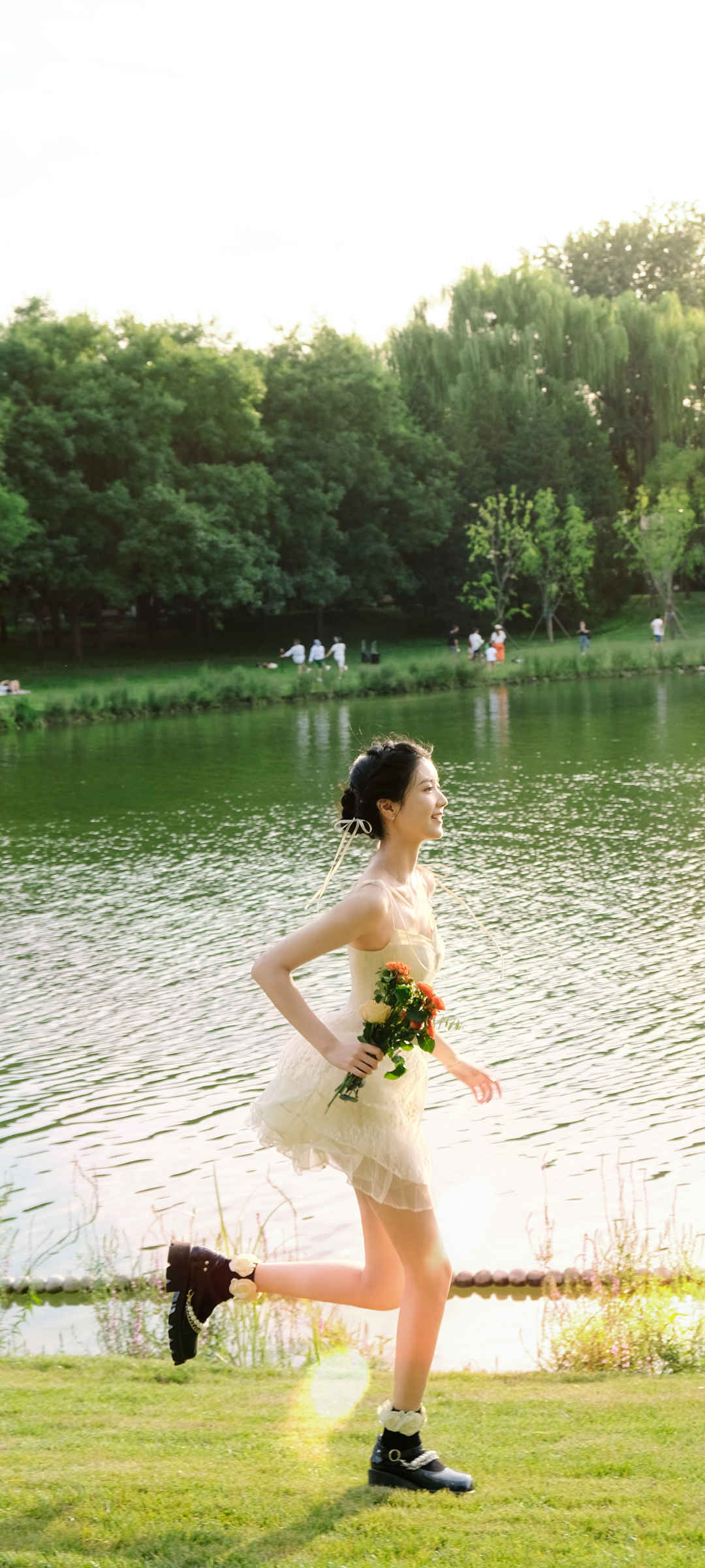 公园 湖边 跑步 美女 小清新 图片
