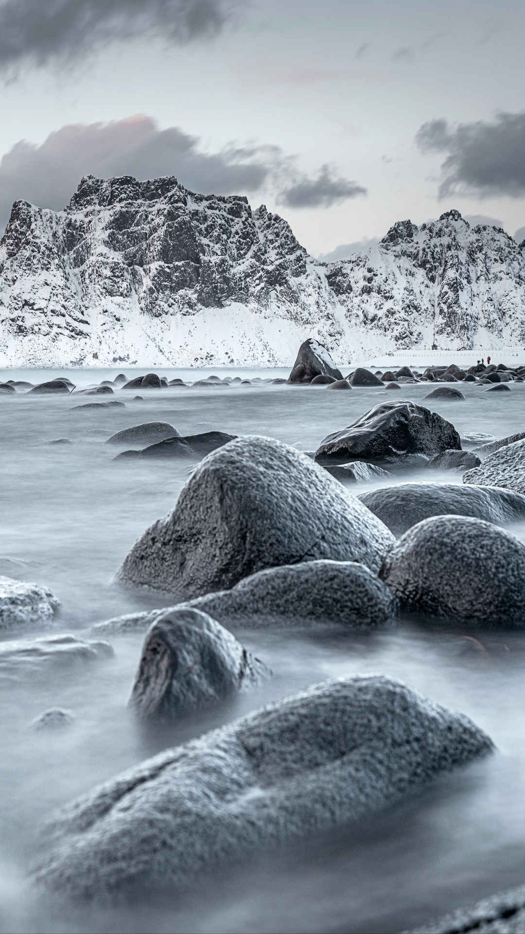 结冰的海面雪山手机壁纸