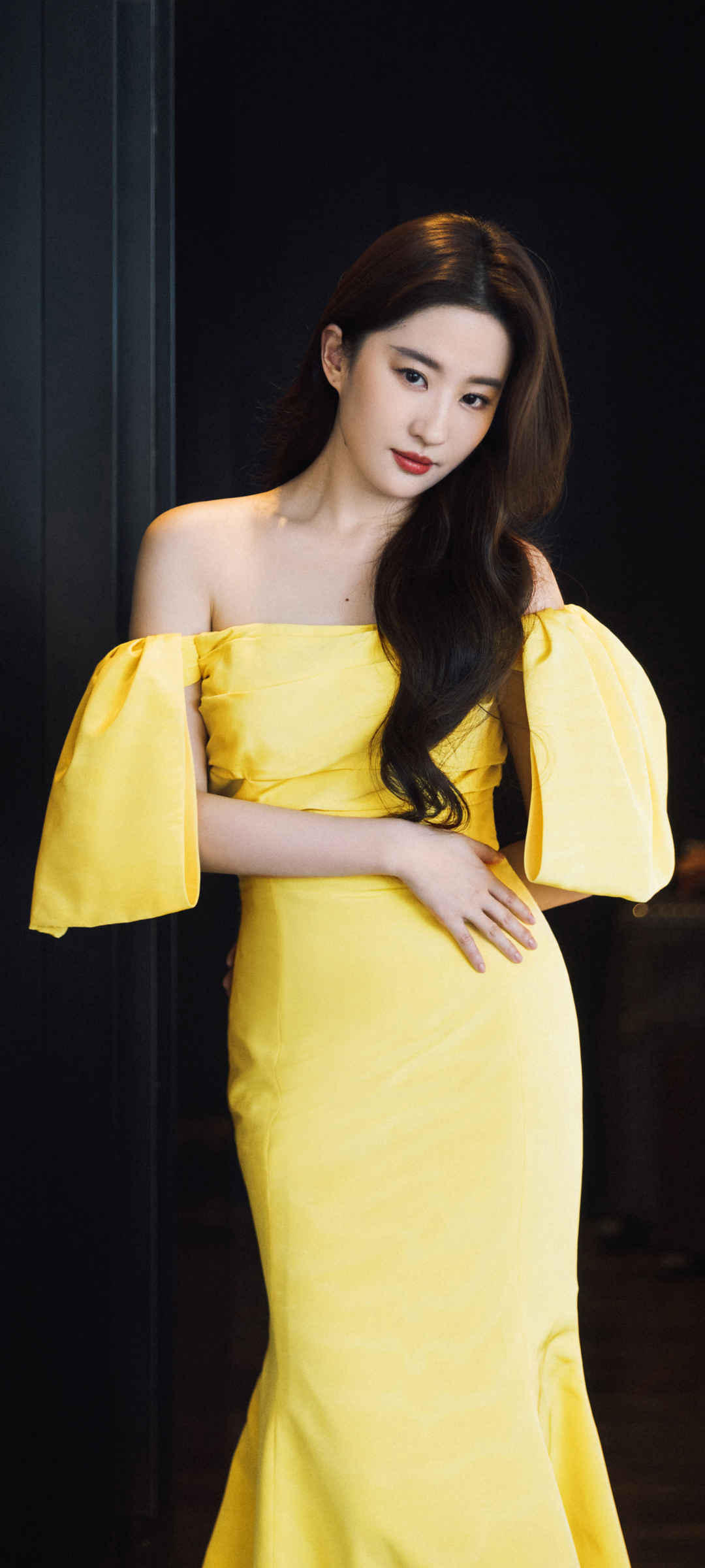 美女刘亦菲黄色礼服裙子壁纸图片