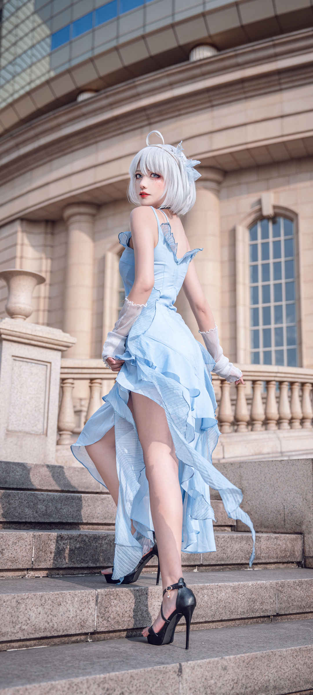 蓝色裙子cosplay美女手机壁纸