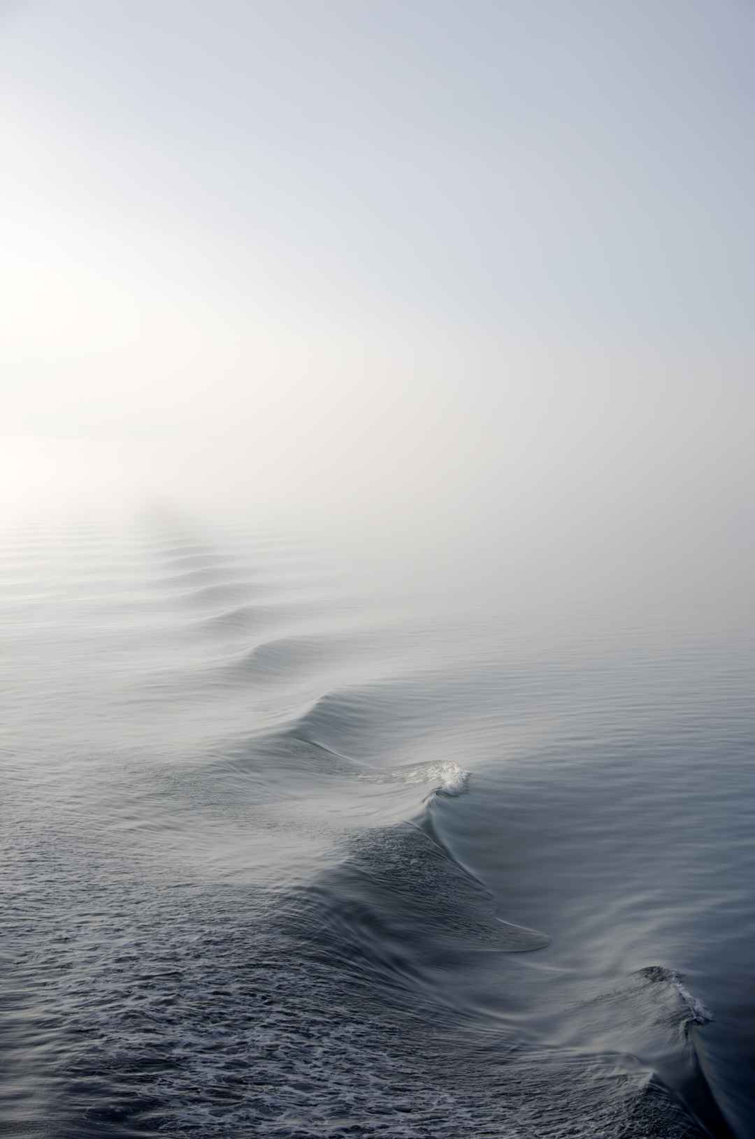 海洋薄雾涟漪图片