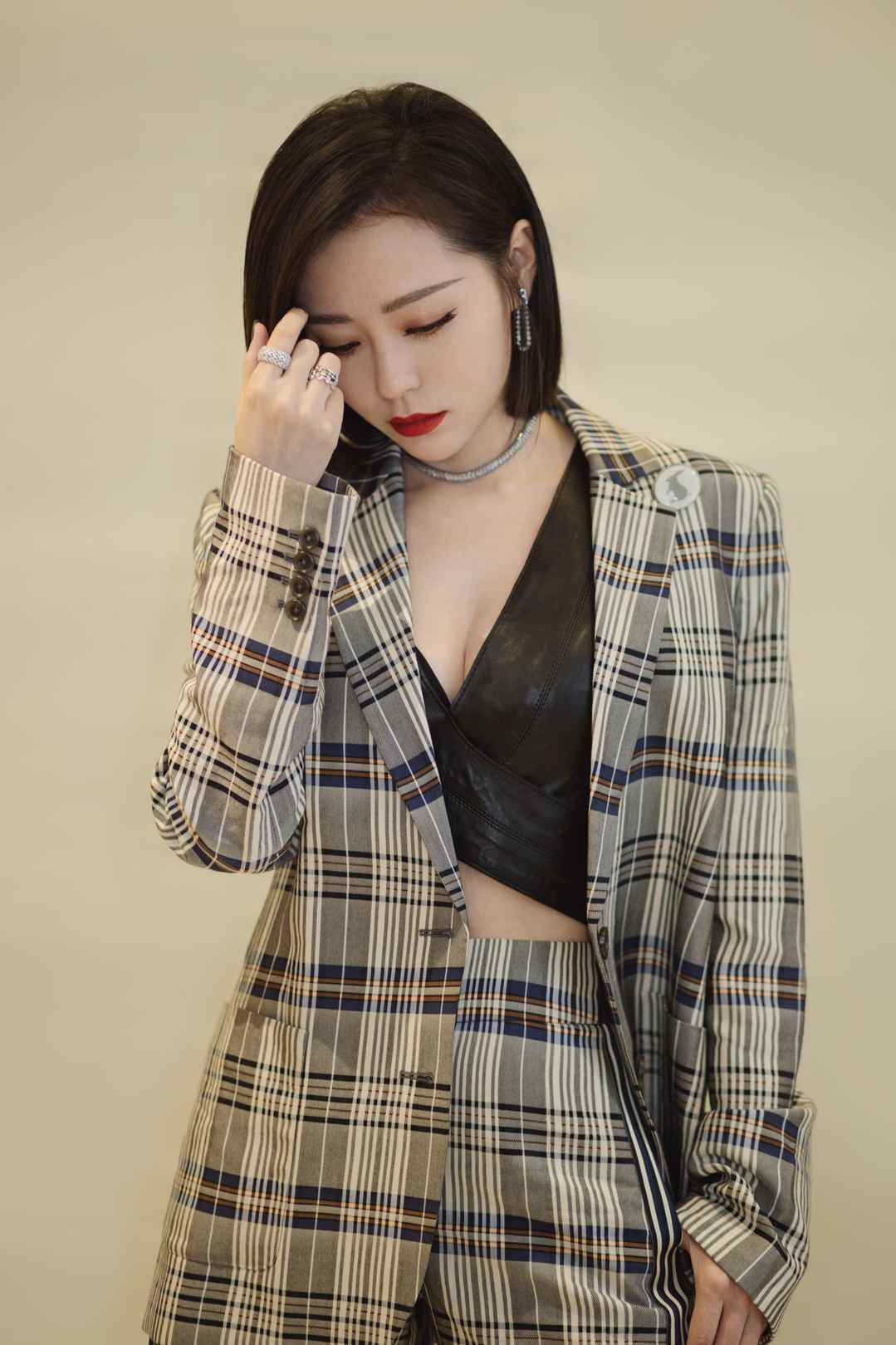 艳丽美女张靓颖格子衣服图片