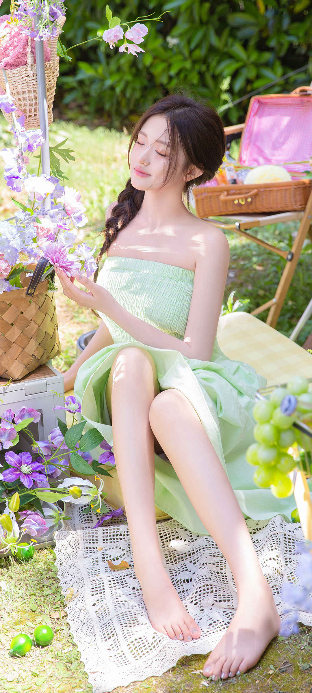 夏天小清新绿色裙子美女图片-