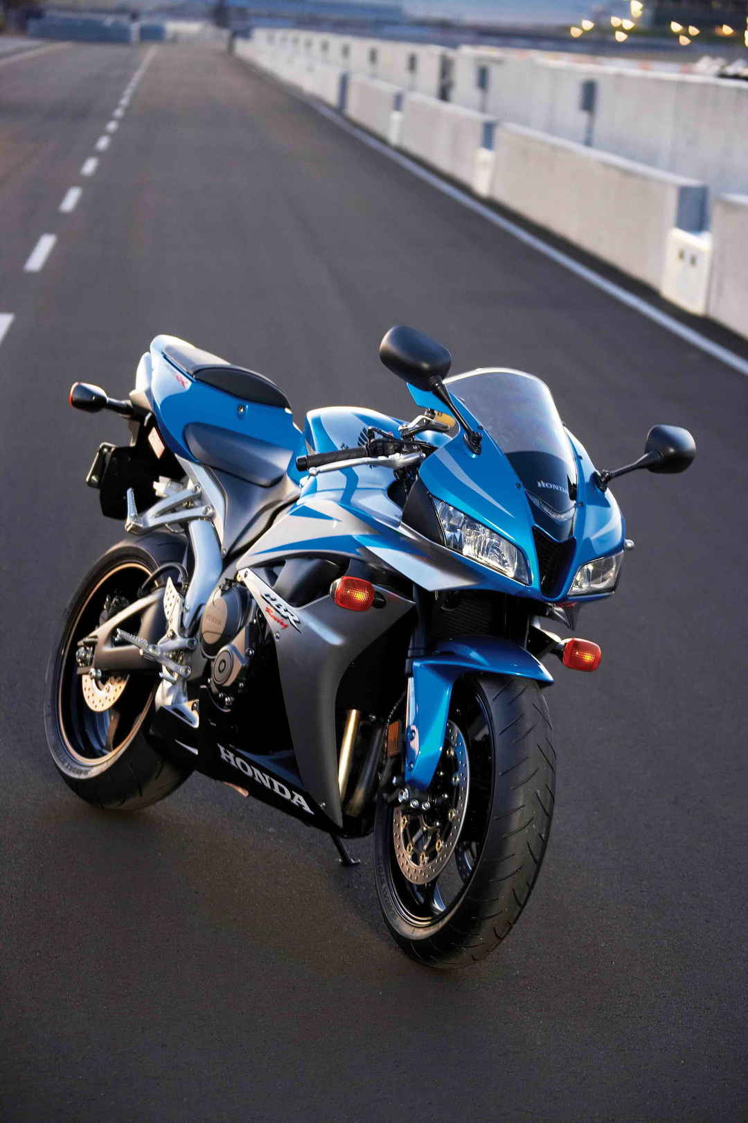 本田摩托车honda-cbr-600rr蓝色版图片