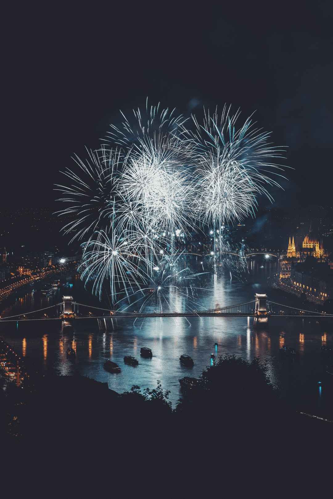 城市夜景烟花炫酷壁纸