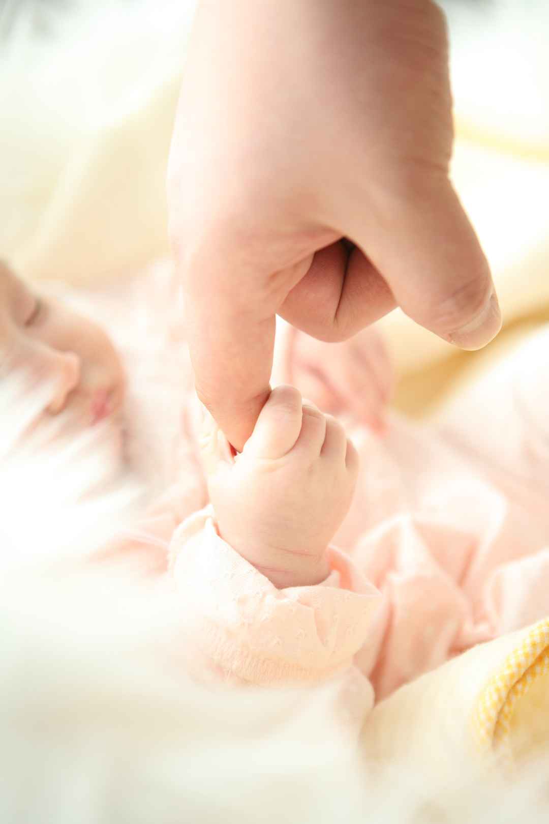 新生婴儿宝宝抓住爸爸的手图片