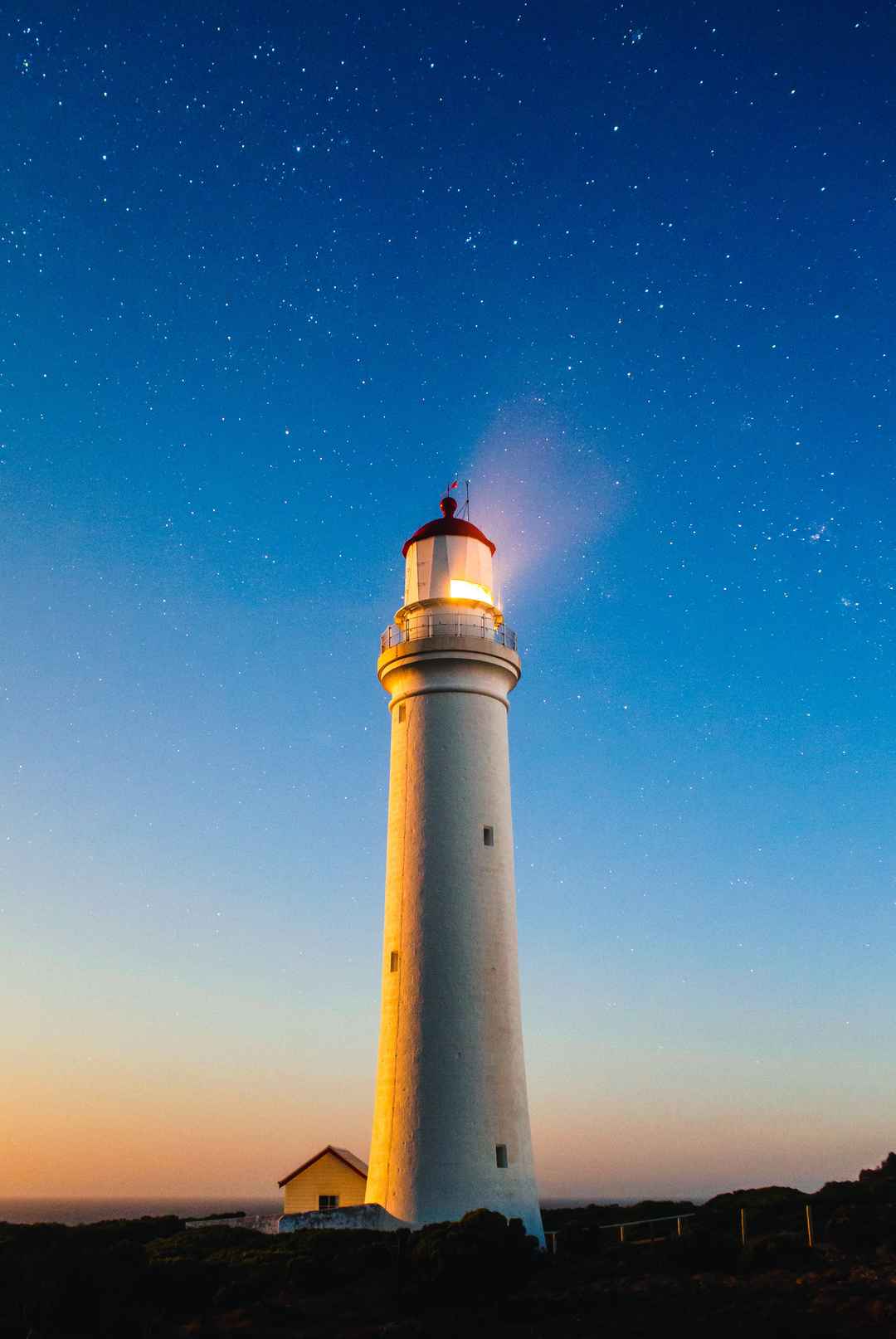 黄昏 星空 灯塔 海岸线 图片