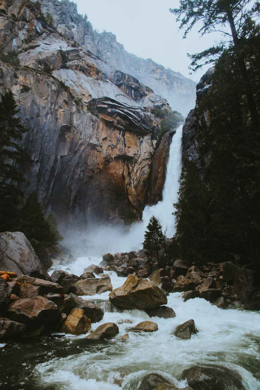 高山上的溪谷小瀑布图片