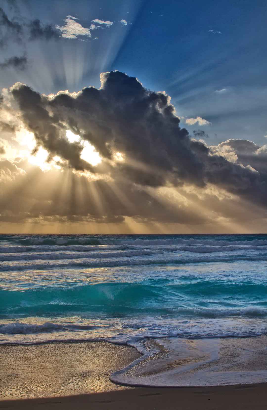 日出 乌云 光芒四射 海滩 图片