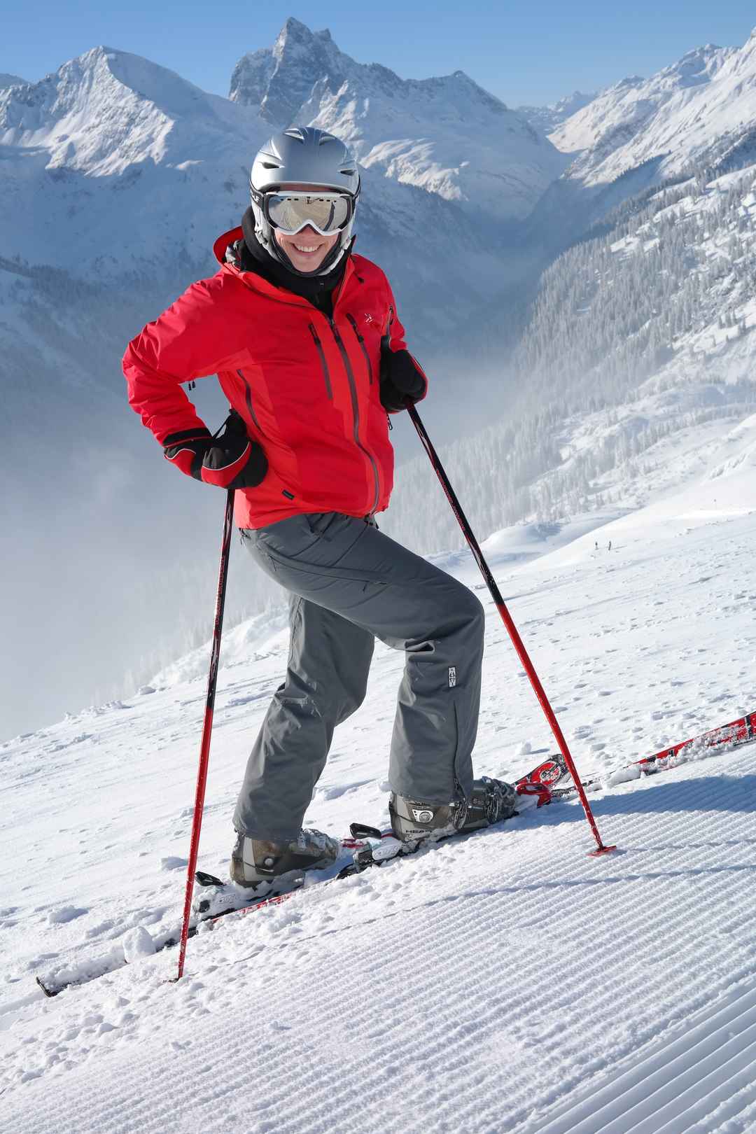 红衣服滑雪女子手机壁纸